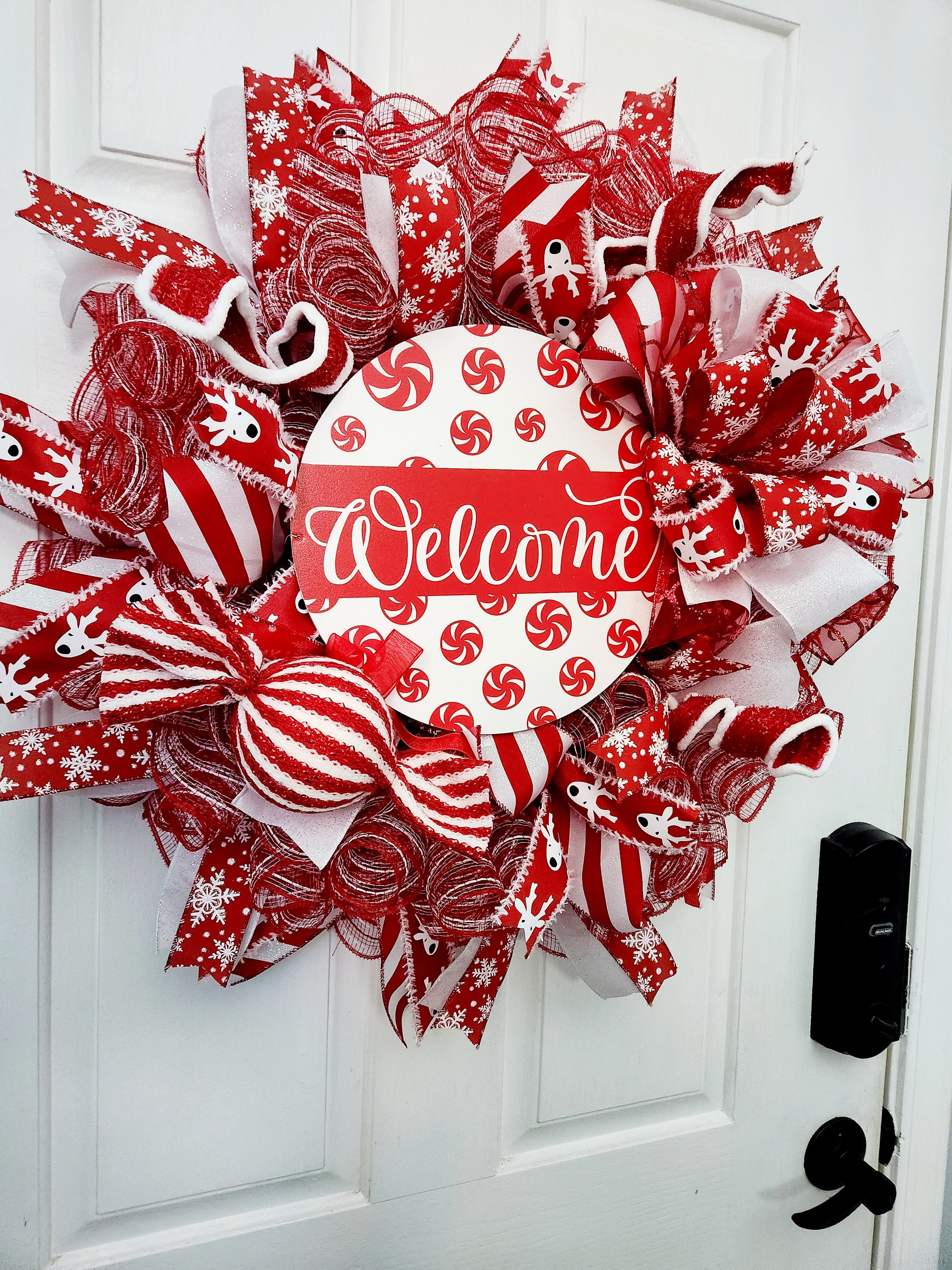 Corona de bienvenida de menta para Navidad – Malla roja y blanca, cartel de bastón de caramelo y cintas para decoración festiva de la puerta principal