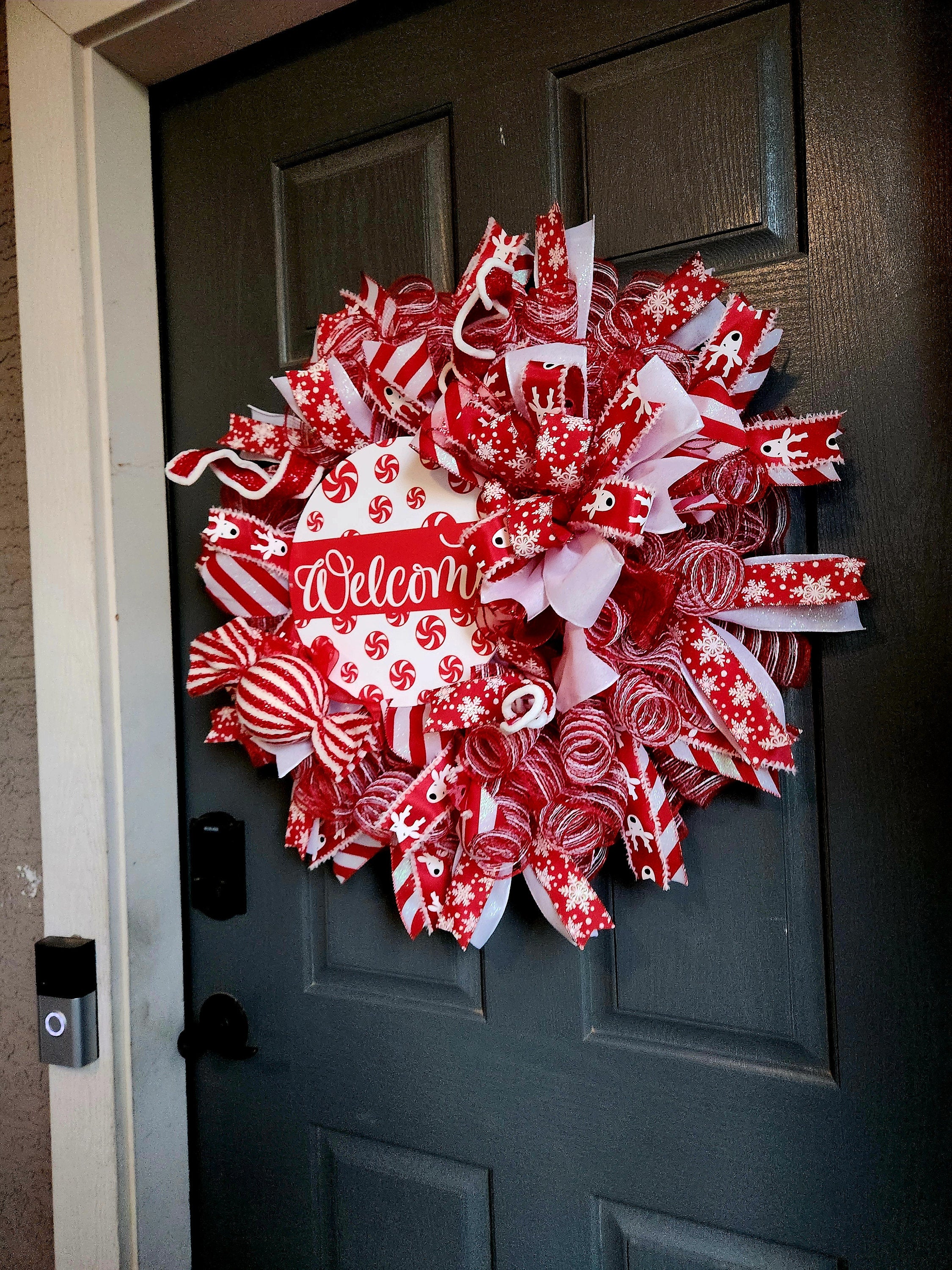 Corona de bienvenida de menta para Navidad – Malla roja y blanca, cartel de bastón de caramelo y cintas para decoración festiva de la puerta principal
