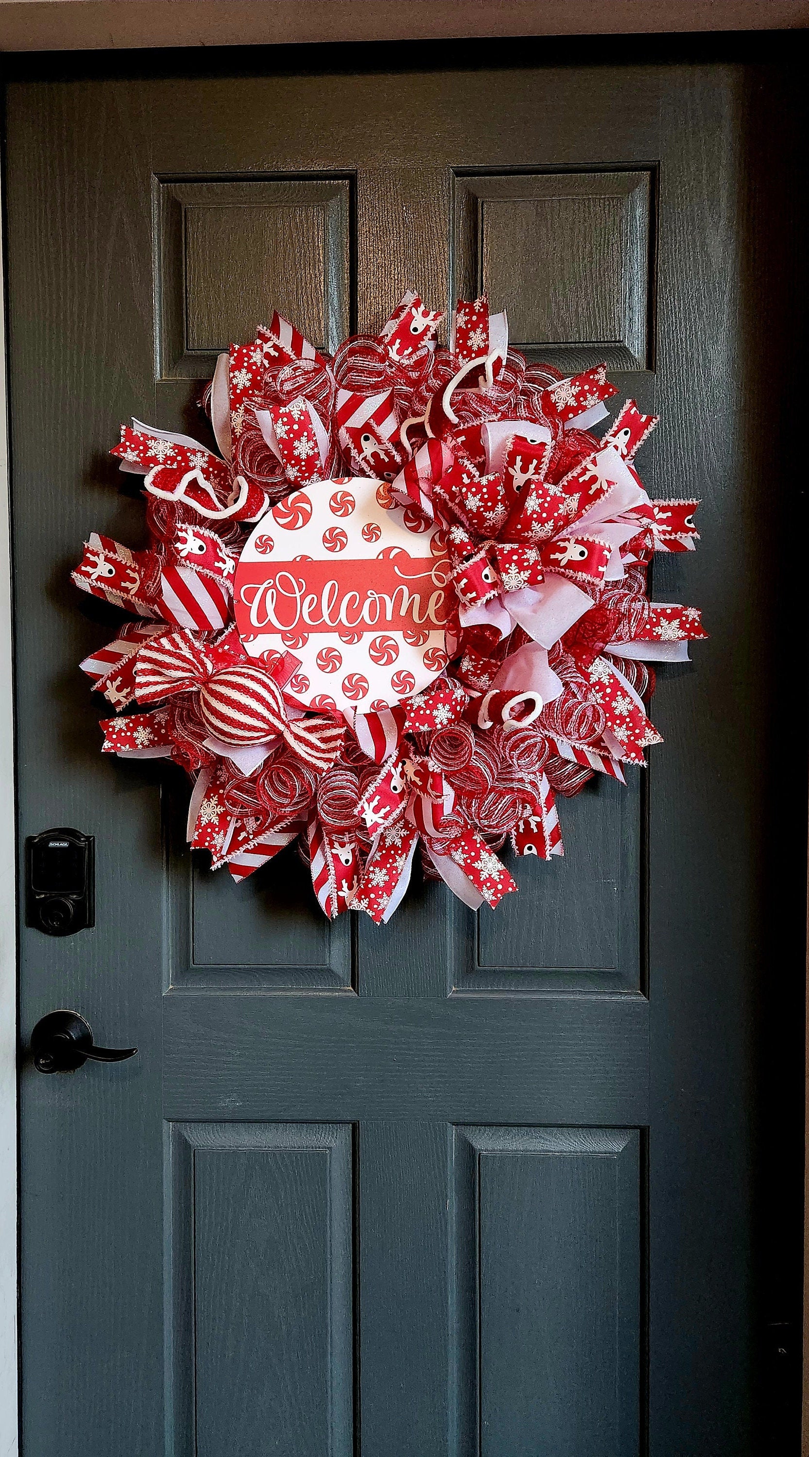 Corona de bienvenida de menta para Navidad – Malla roja y blanca, cartel de bastón de caramelo y cintas para decoración festiva de la puerta principal