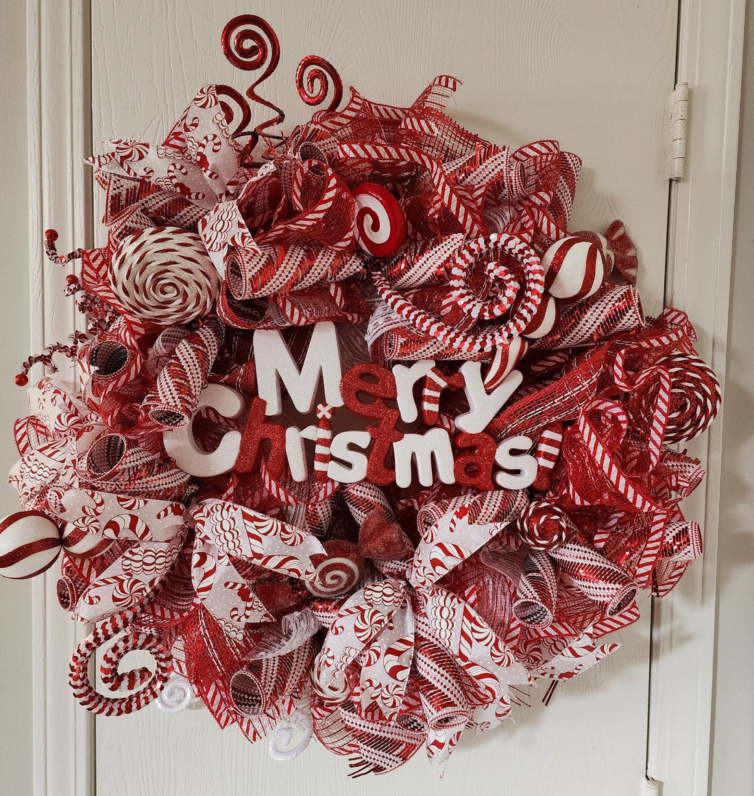 Corona de bienvenida de menta para Navidad – Malla roja y blanca, cartel de bastón de caramelo y cintas para decoración festiva de la puerta principal